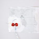 Close-up d'un câblage électrique apparent en cours d'installation lors d'une rénovation sur un mur blanc.