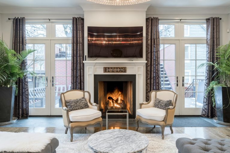 Stylish et contemporain salon avec un foyer chaleureux et des meubles élégants.