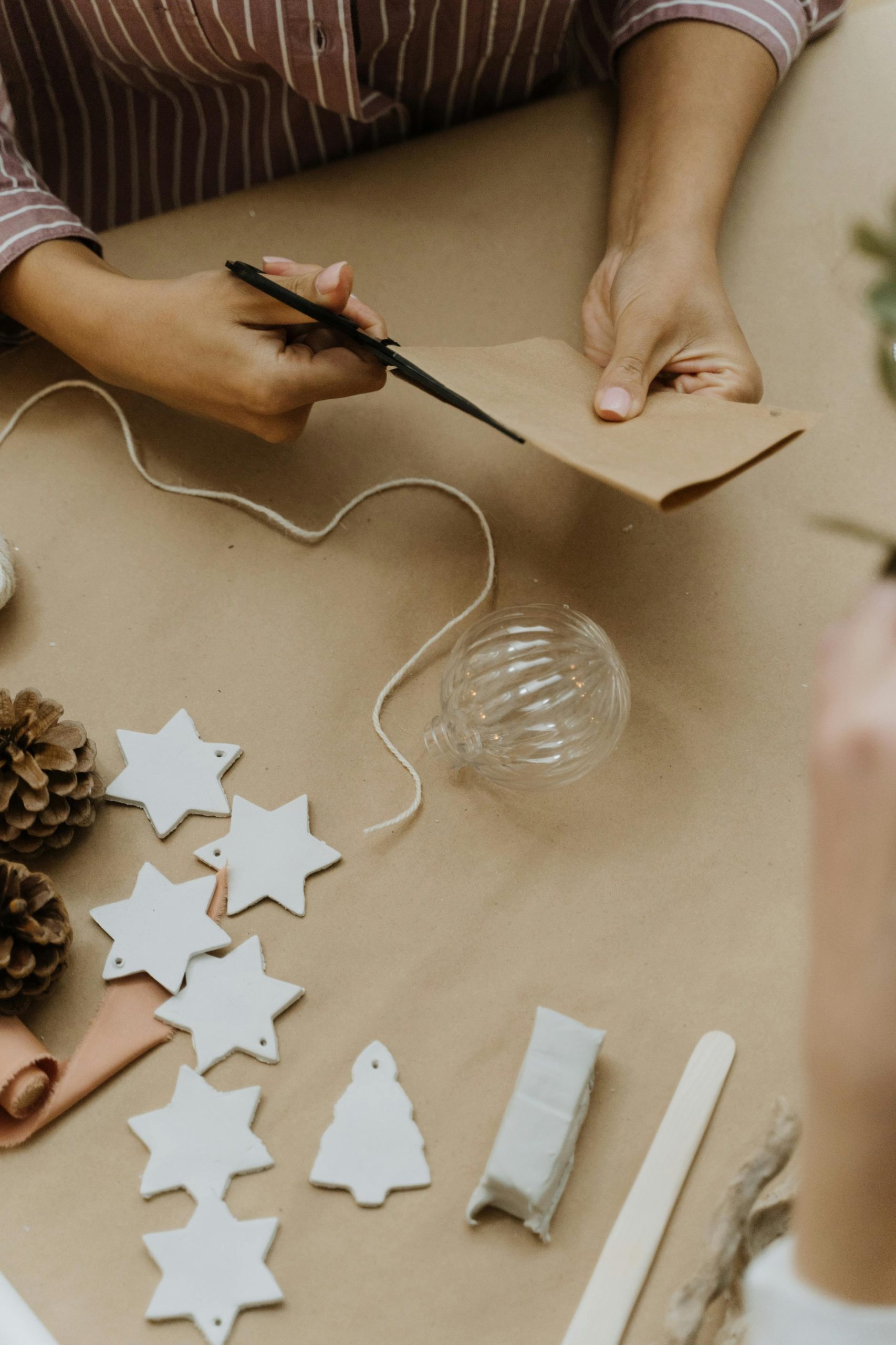 Enfant créatif avec bricolage de Noël en maternelle
