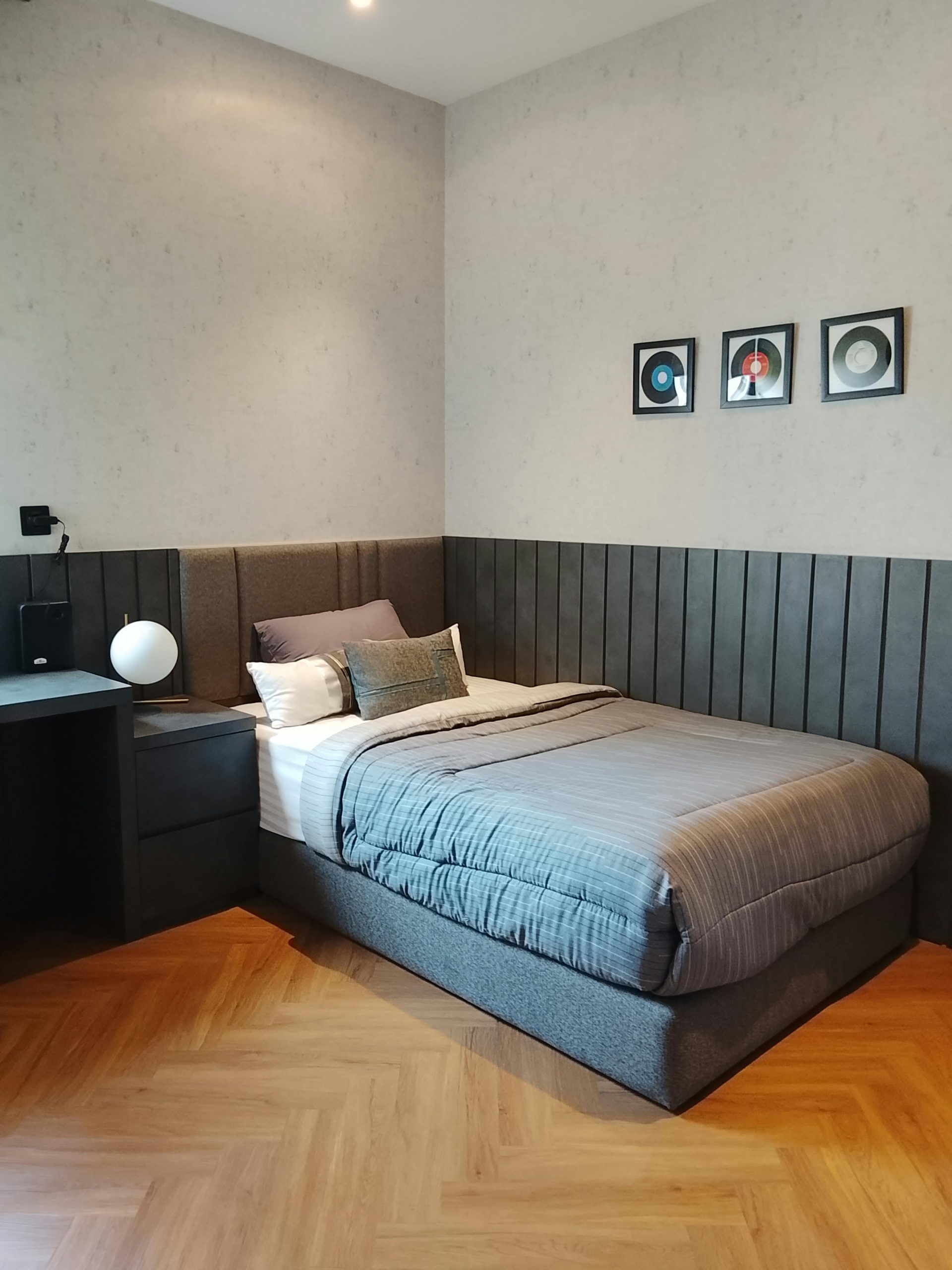 Chambre de 9m² avec aménagement astucieux, lit mezzanine et dressing ouvert