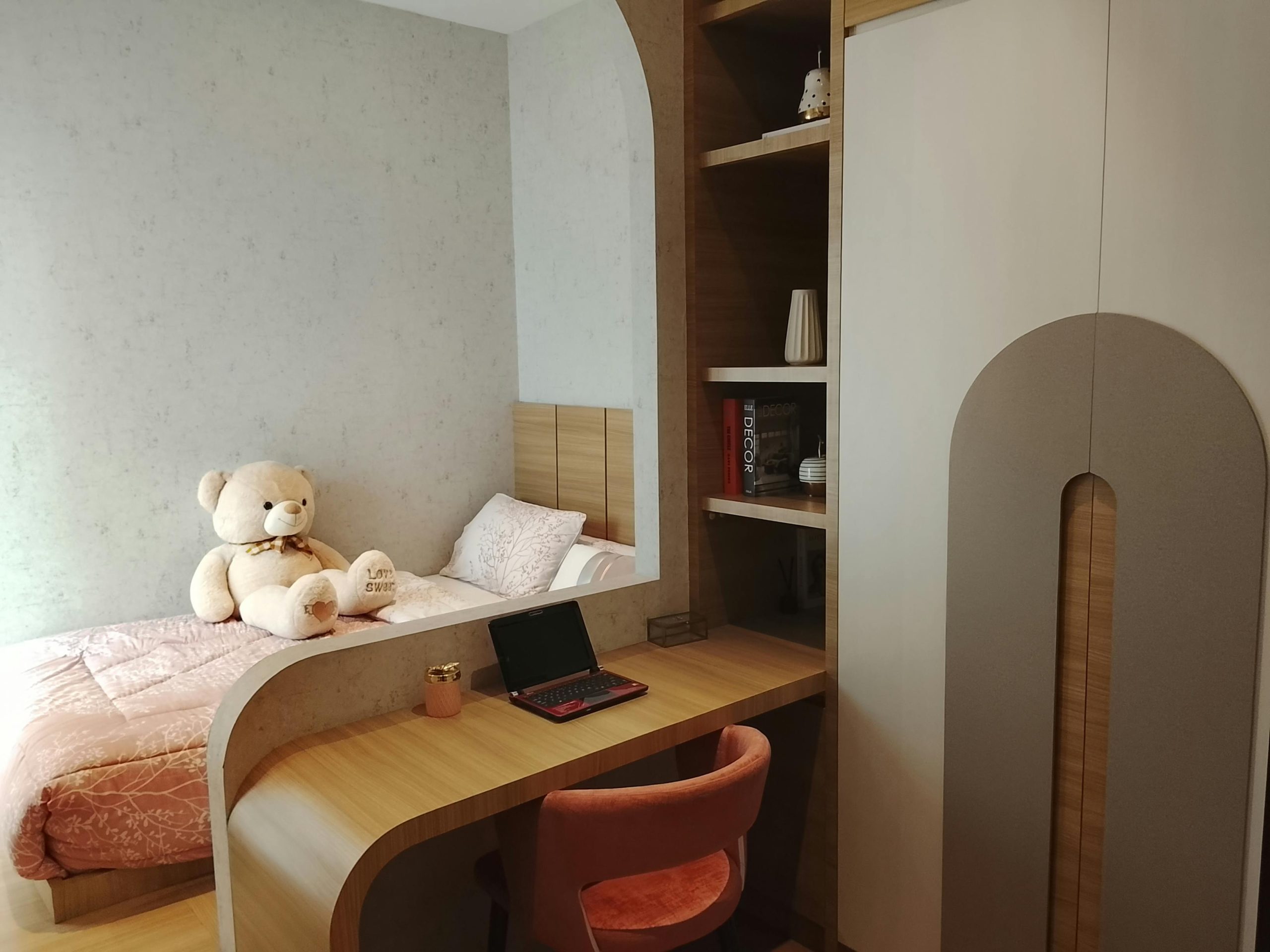 Optimisation de l'espace avec rangements muraux et meubles multifonctions dans une chambre de 9m²