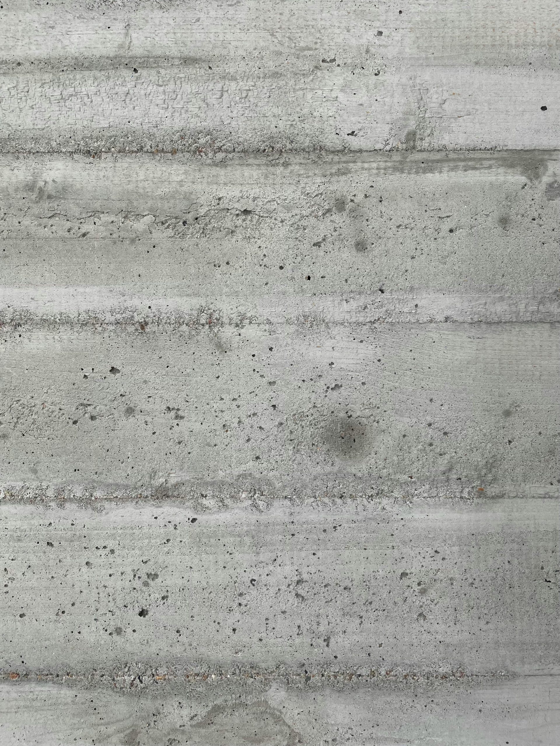 Pose béton ciré mur dans une maison