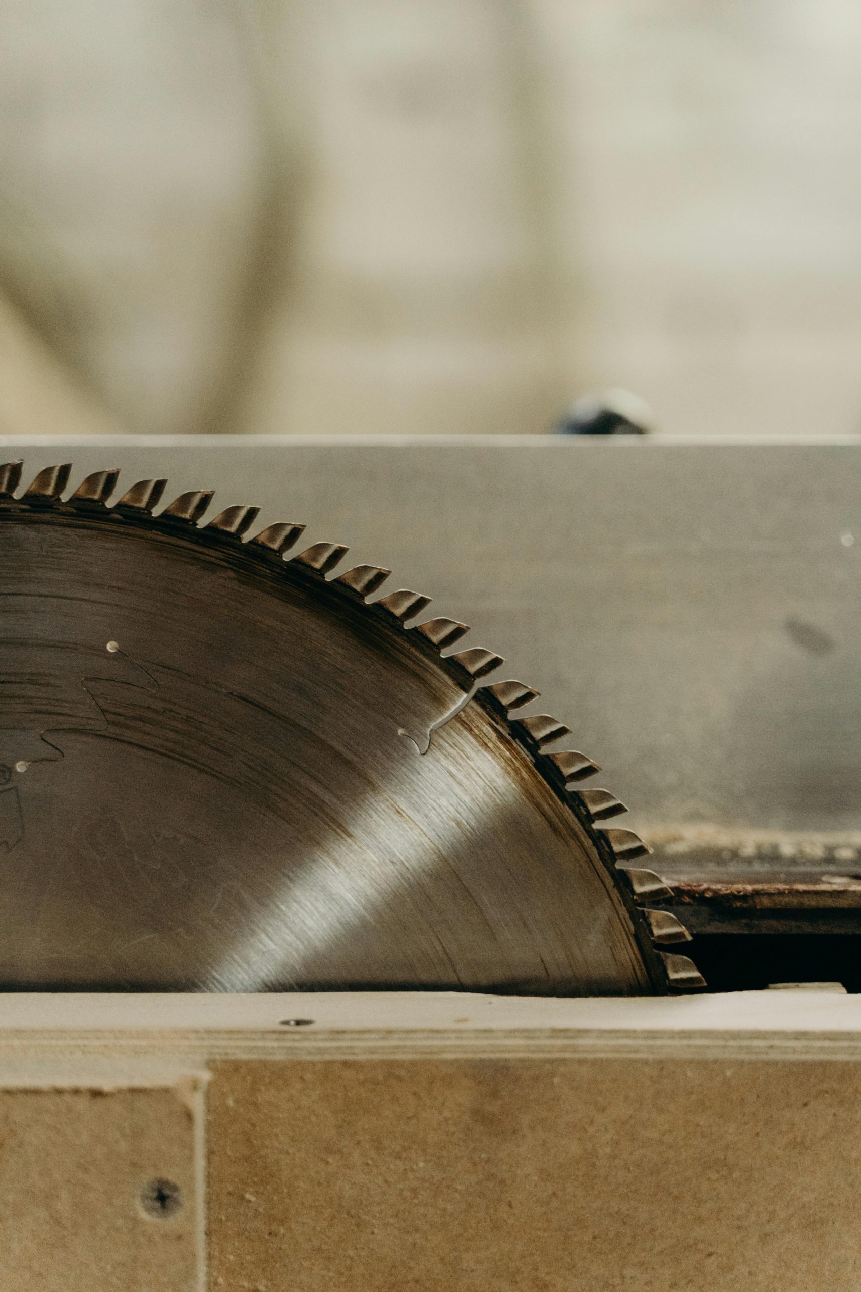 Détail d'une lame de scie circulaire tranchante en action, idéale pour les thèmes industriels.
