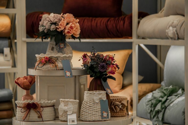 A cozy indoor setting featuring wicker baskets adorned with colorful floral arrangements. Un intérieur cosy présentant des paniers en osier ornés d'arrangements floraux colorés.