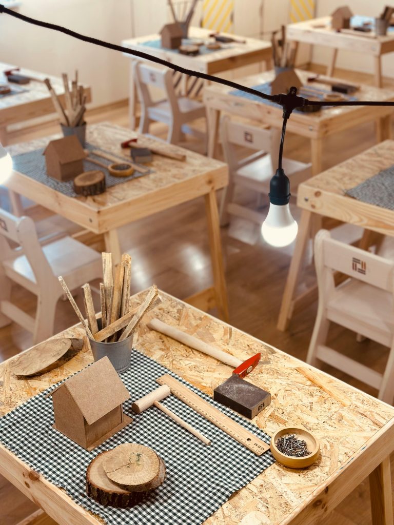 Wooden crafting station in a classroom with tools and supplies ready for use. Poste de travail d'artisanat en bois dans une salle de classe avec outils et fournitures prêts à l'emploi.