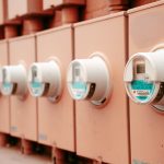 Close-up view of a row of industrial electricity meters for power monitoring and technology. Vue rapprochée d'une rangée de compteurs électriques industriels pour la surveillance de l'énergie et la technologie.