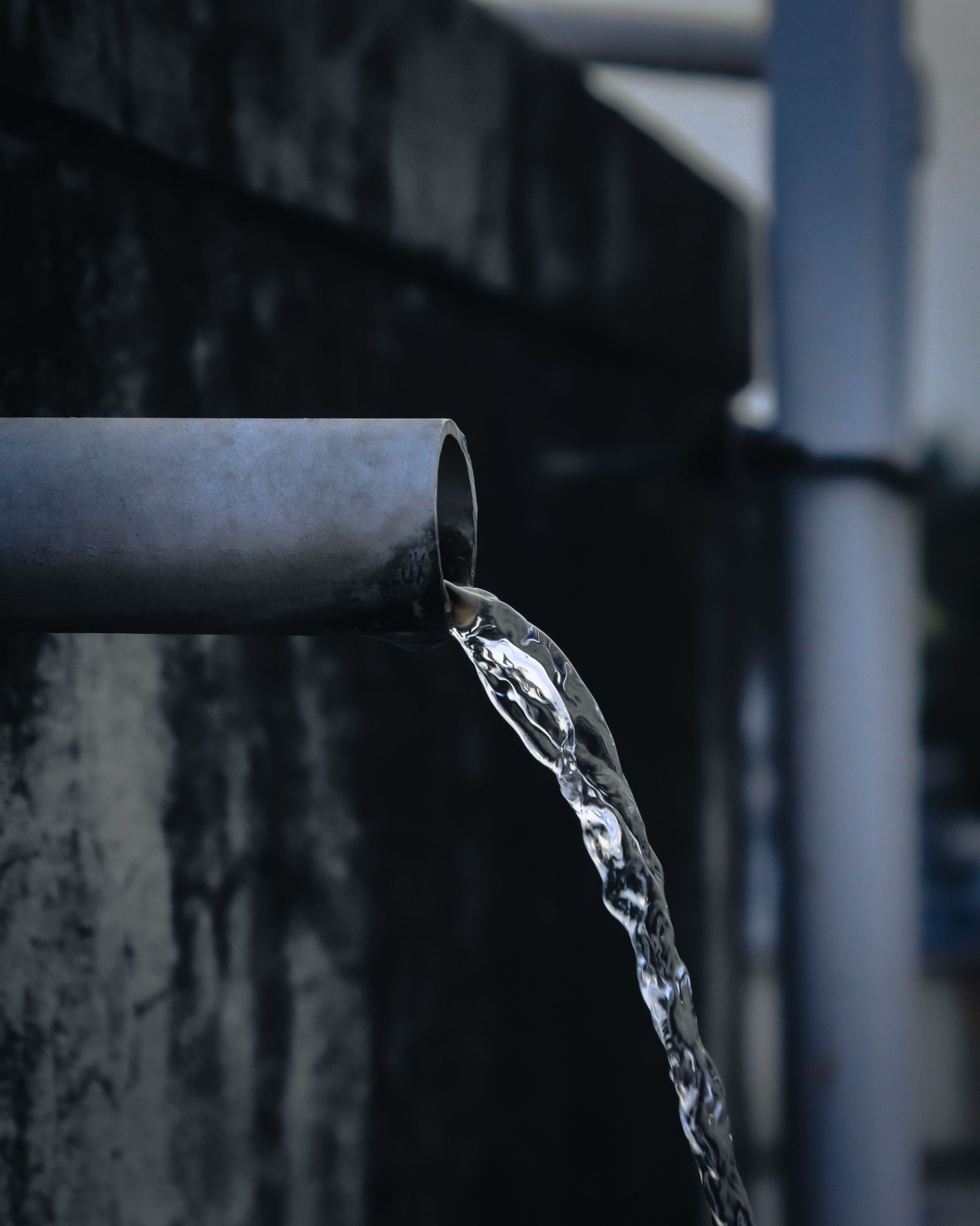 Eau qui coule dans le tuyau du poêle