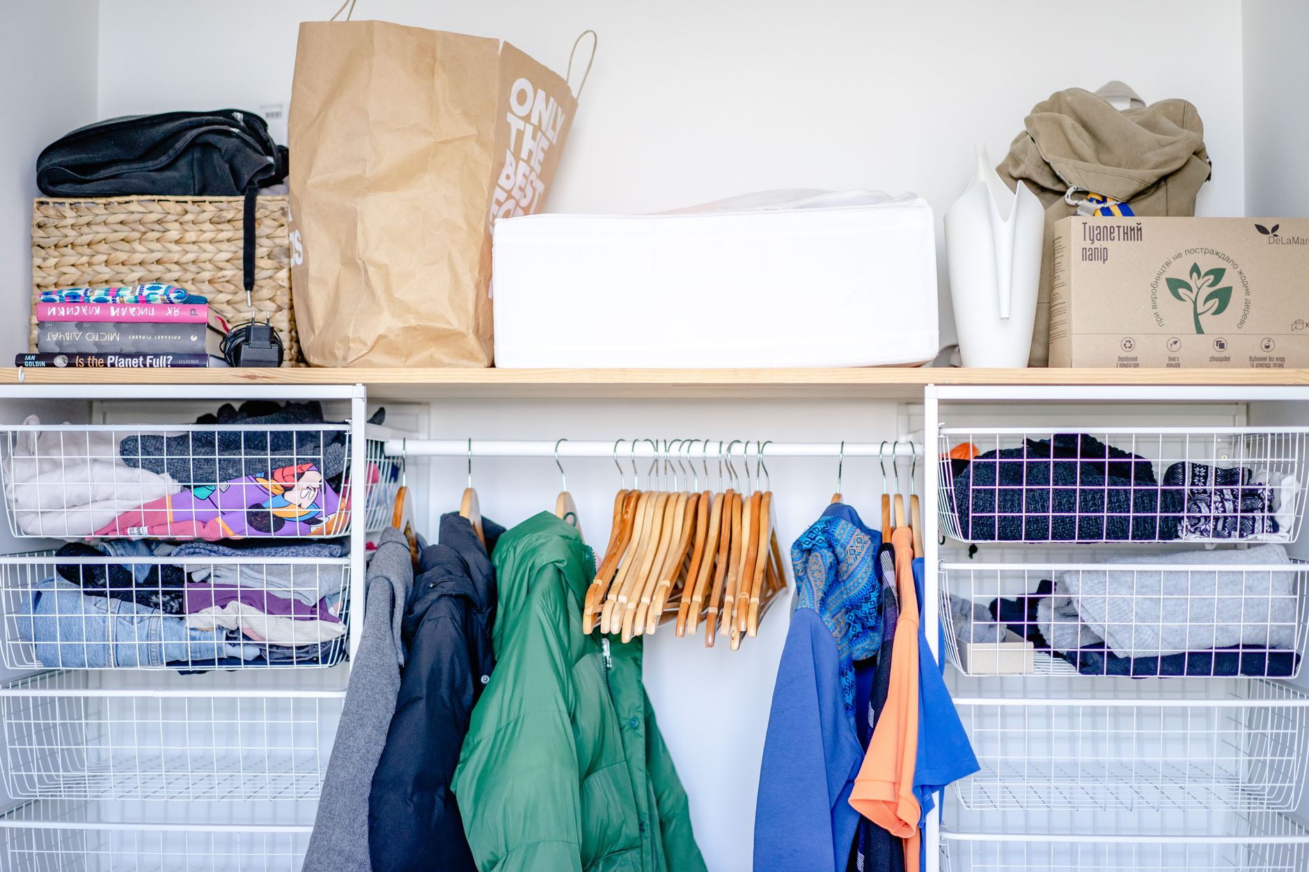 Armoire ouverte pour ranger le linge de maison