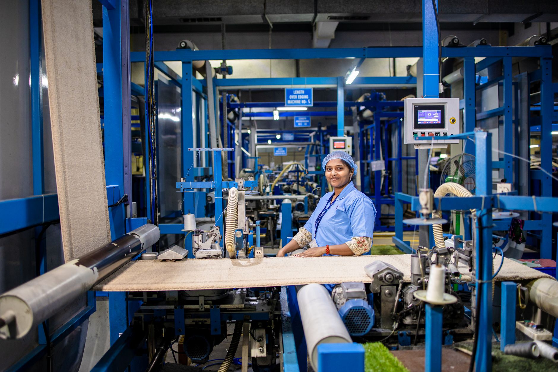 Ouvrière dans un atelier de fabrication textile