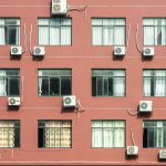 Façade d'immeuble avec plusieurs climatiseurs muraux