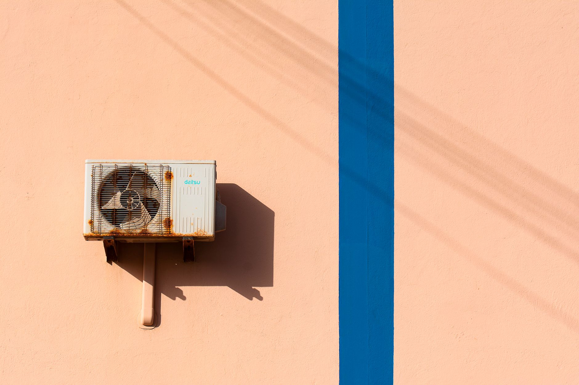 Unité extérieure de climatisation fixée sur un mur
