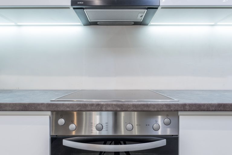 A sleek, modern kitchen with steel appliances and minimalist design. Une cuisine moderne et épurée avec des appareils en acier et un design minimaliste.