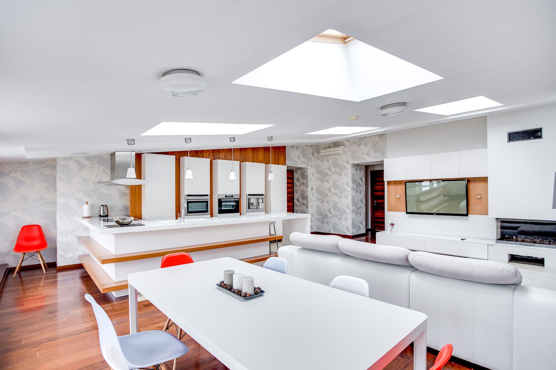 Cuisine ouverte avec spots au plafond