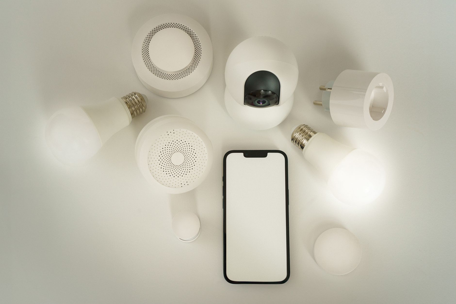 Détecteur de fumée et smartphone sur fond blanc