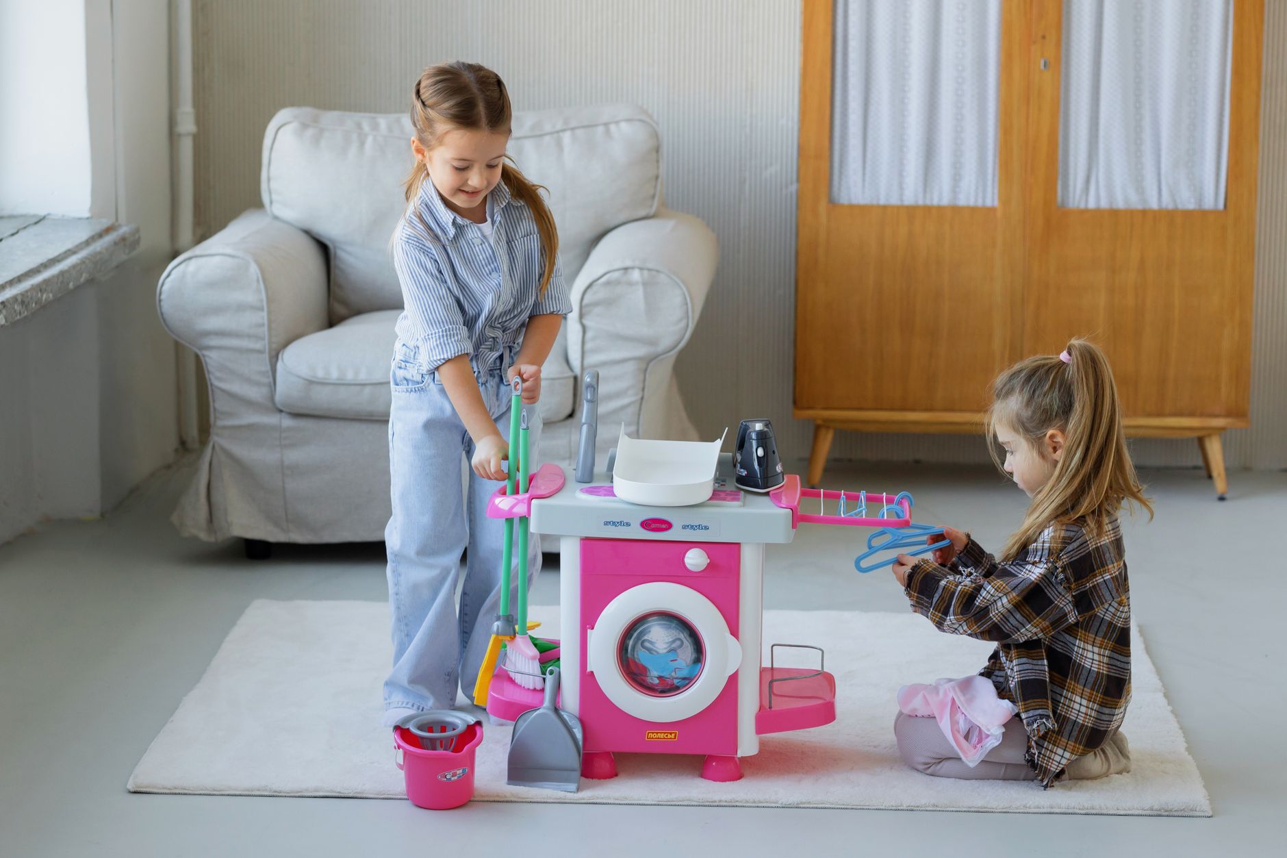 Enfants jouant avec un mini set de nettoyage