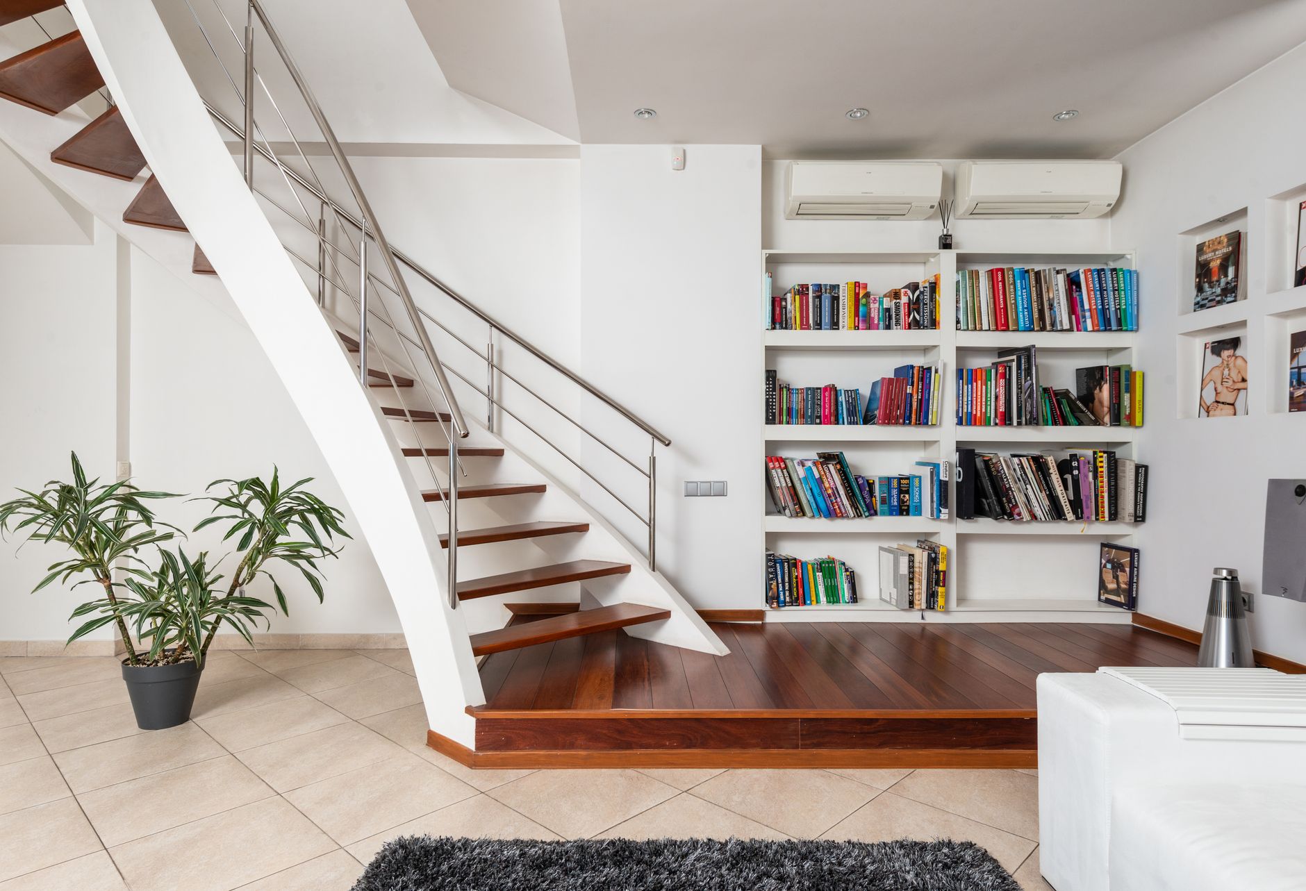 Escalier compact avec étagères contre le mur
