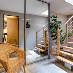 Intérieur moderne avec escalier gain de place en bois