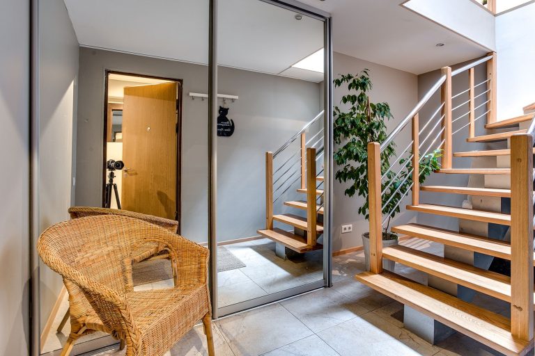 Intérieur moderne avec escalier gain de place en bois