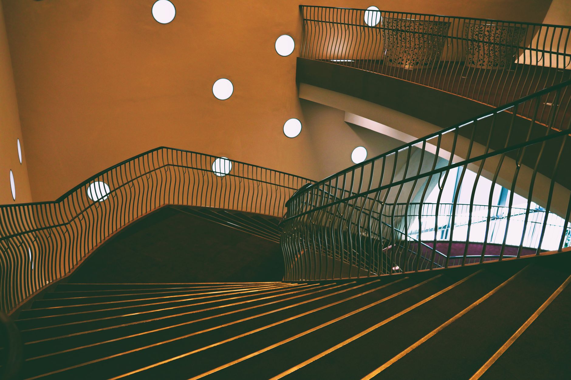 Escalier hélicoïdal courbe dans une maison contemporaine