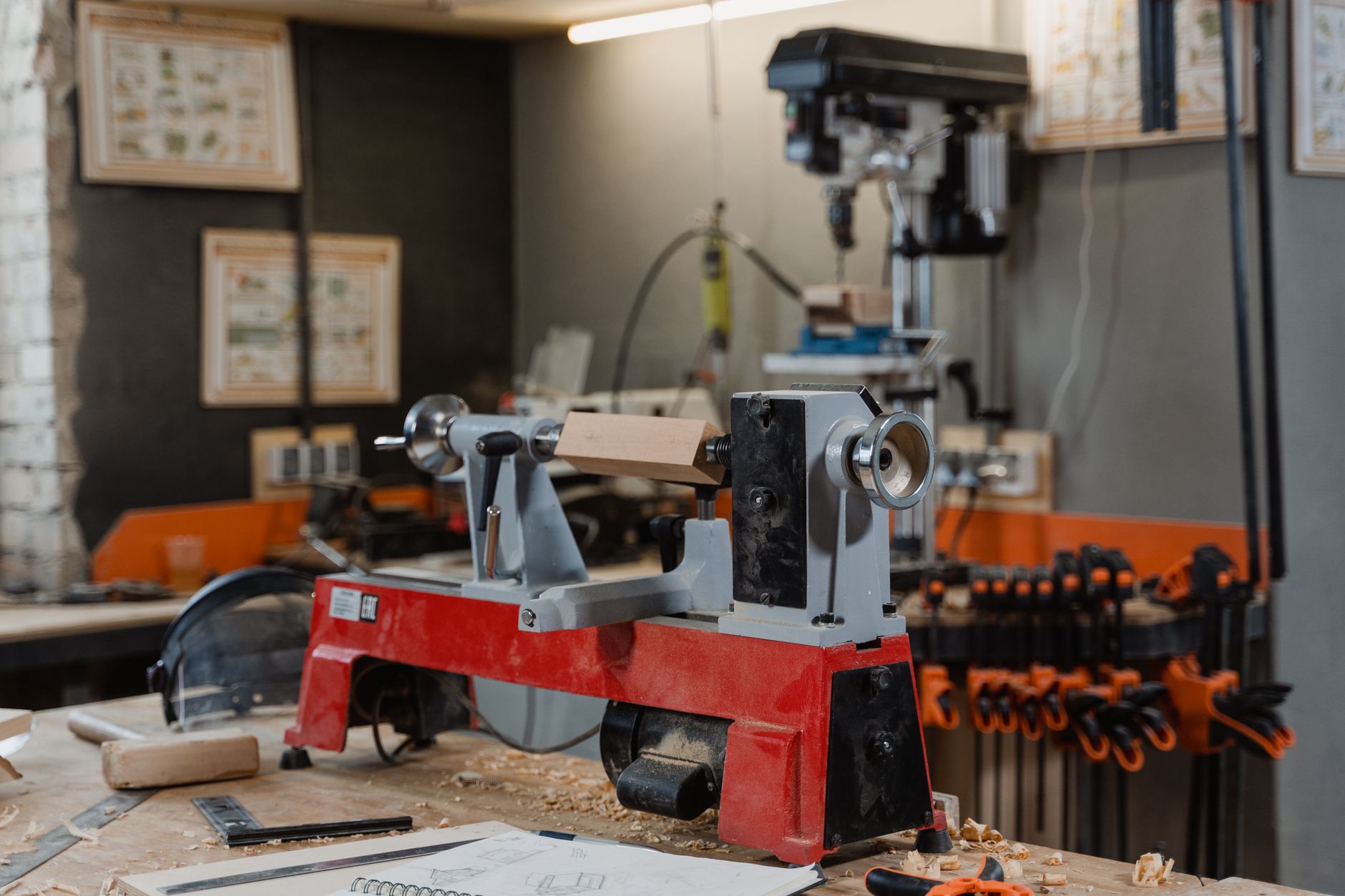 Établi d'atelier avec outils de menuiserie