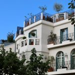 Facade d'immeuble parisien avec balcons