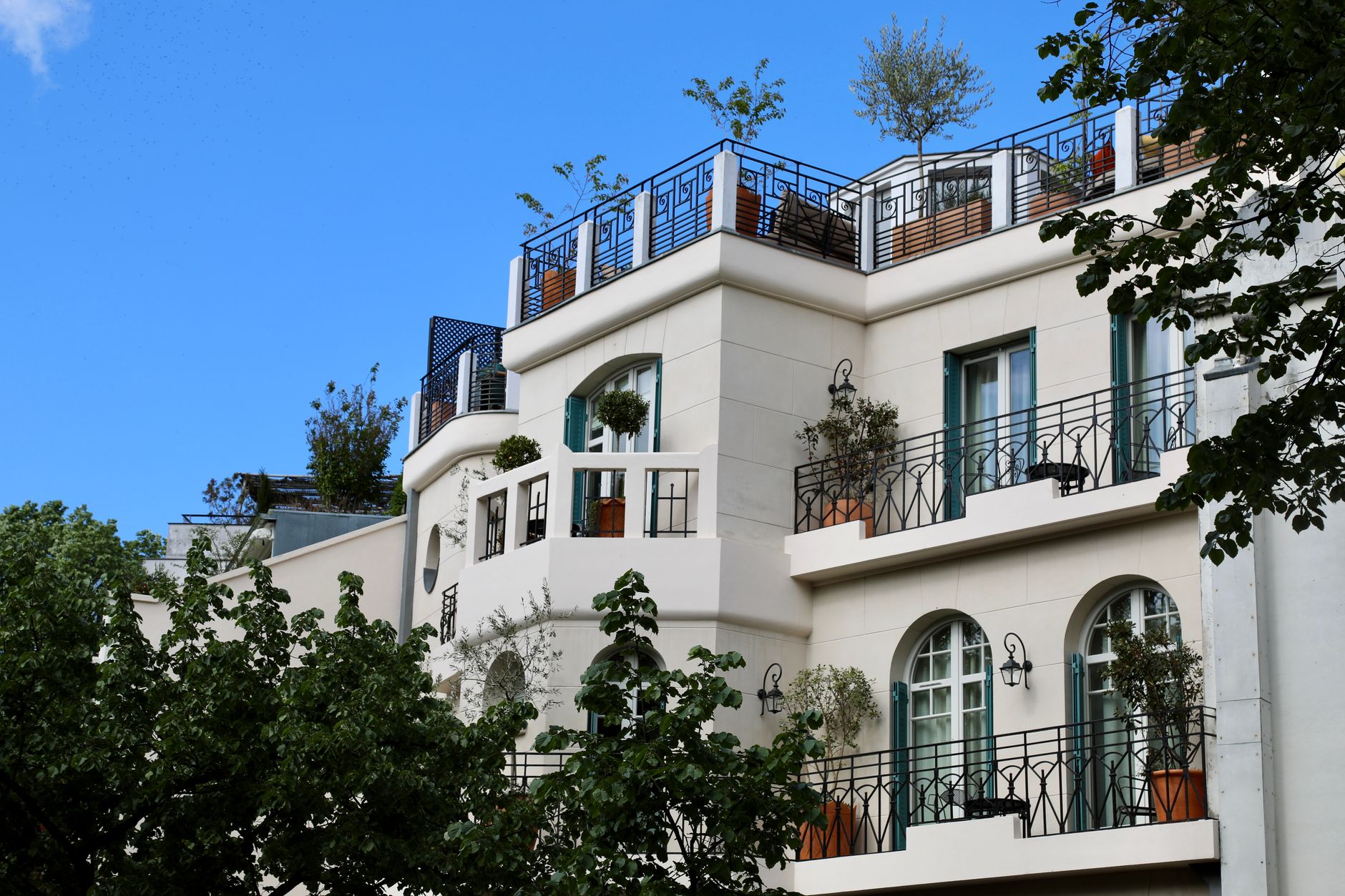 Facade d'immeuble parisien avec balcons