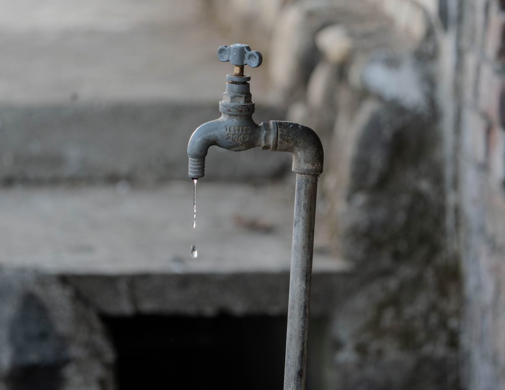Robinet extérieur qui goutte en gros plan