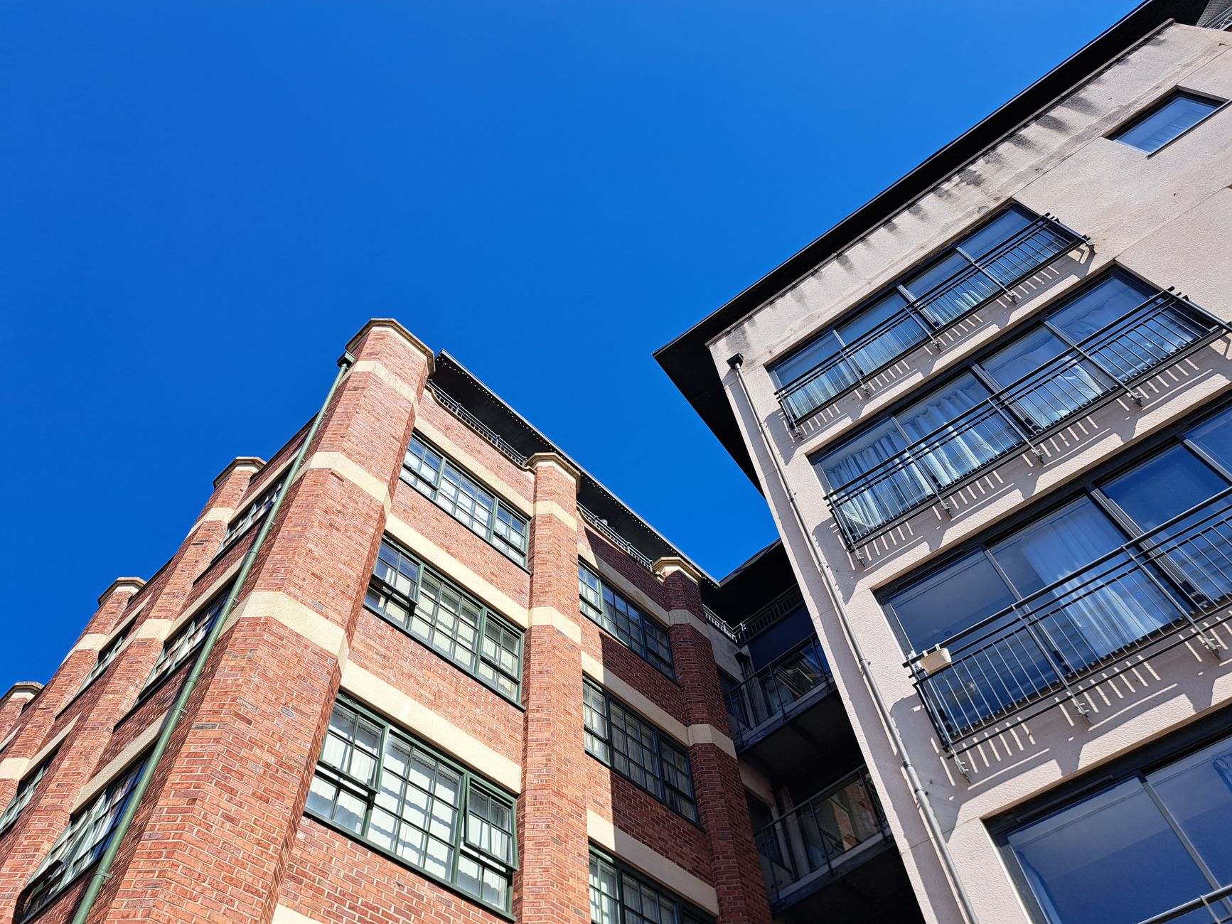 Balcons d'un immeuble sous un ciel bleu