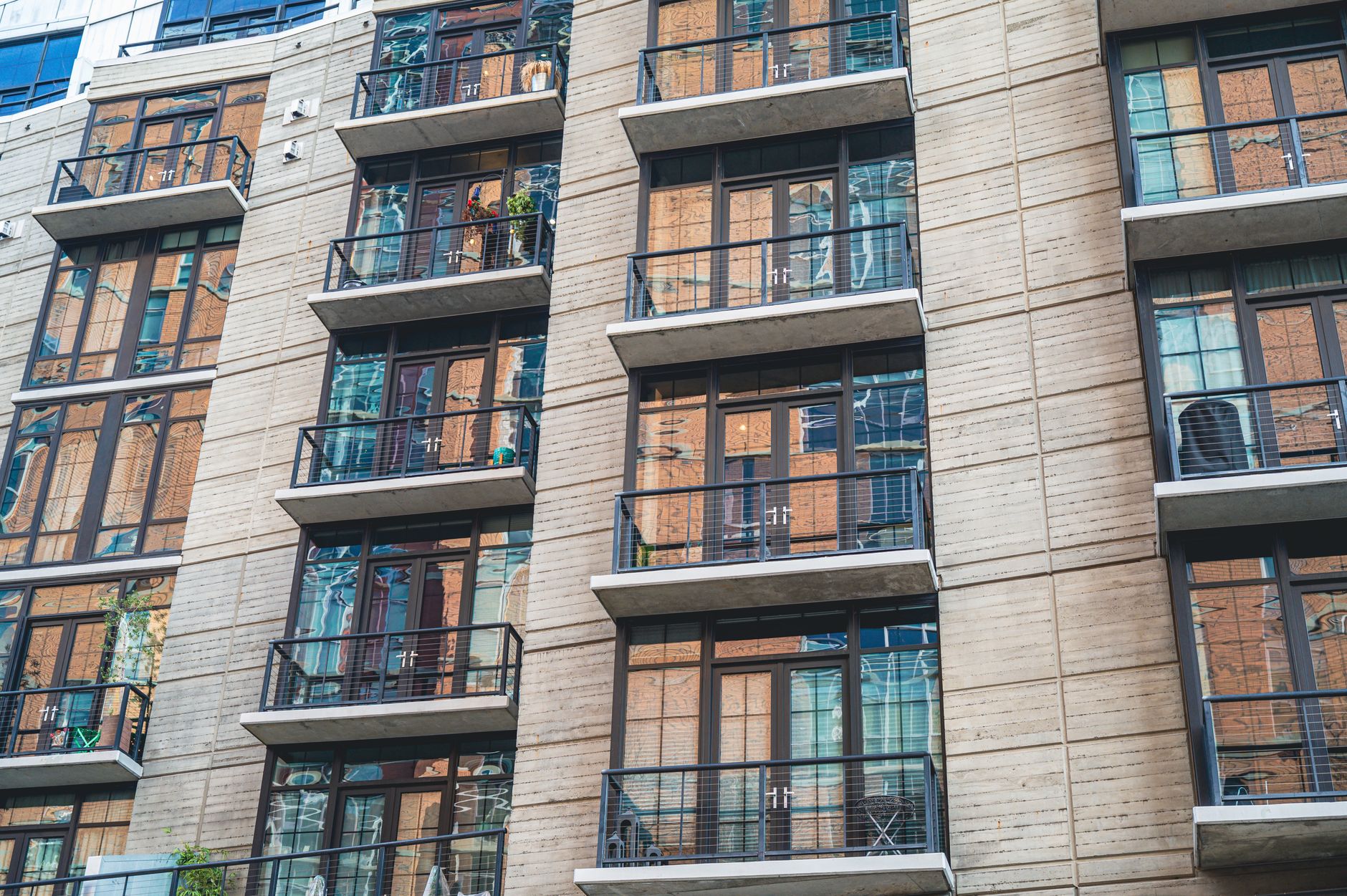 Façade d'immeuble avec balcons vitrés