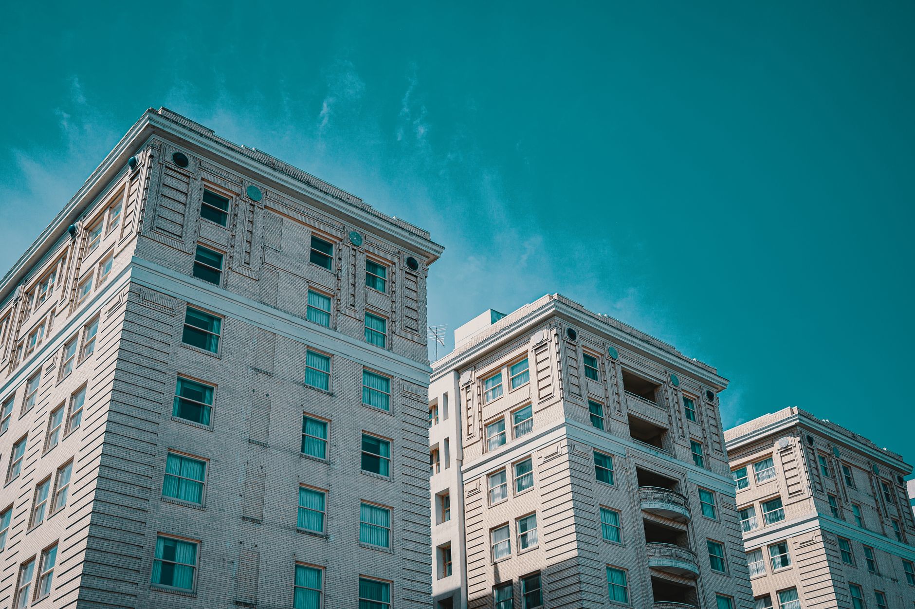 Immeubles urbains vus depuis la rue