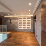 Intérieur lumineux avec point lumineux au plafond