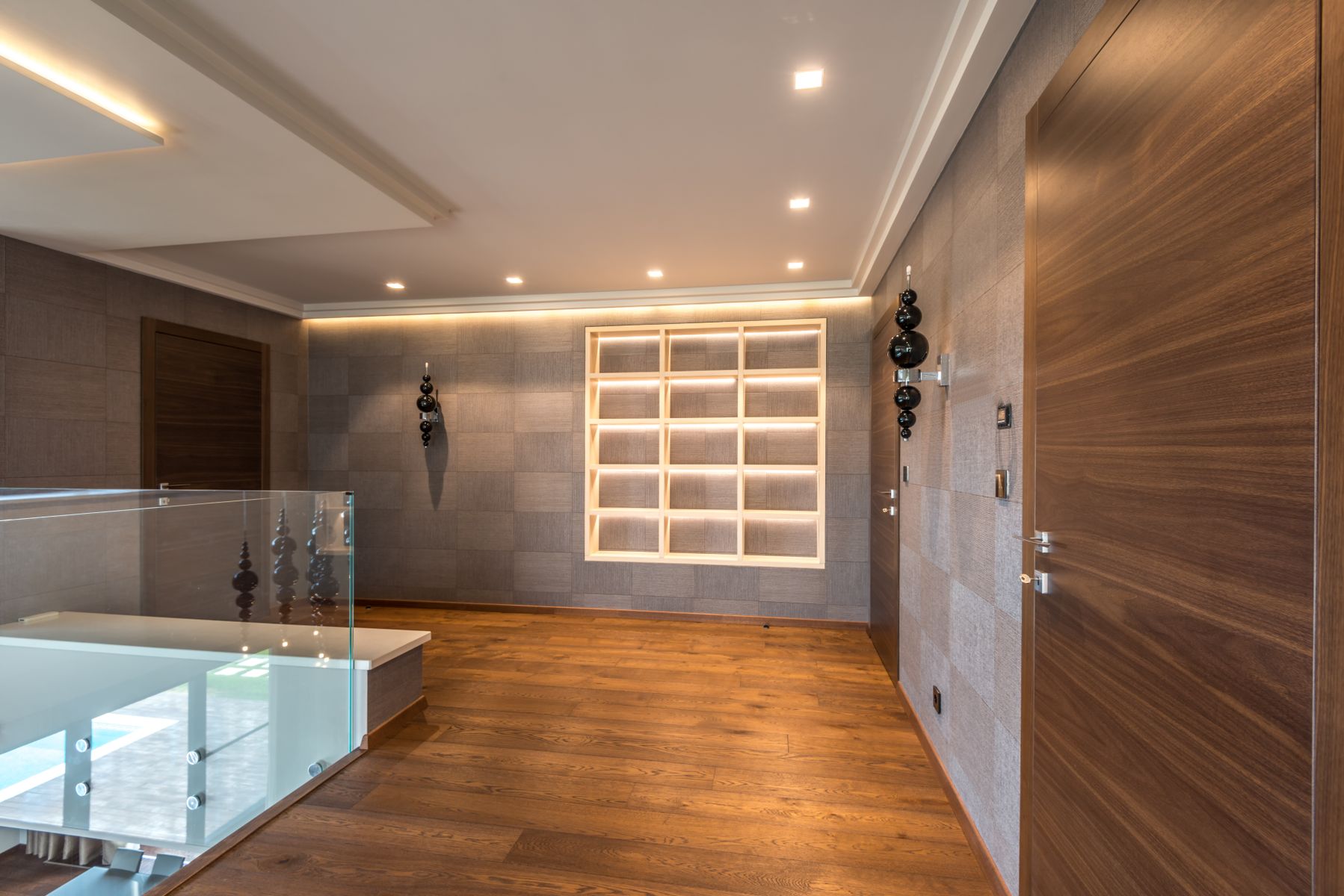 Intérieur lumineux avec point lumineux au plafond