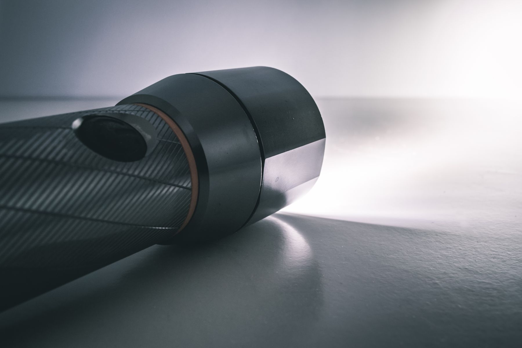 Lampe torche allumée en gros plan