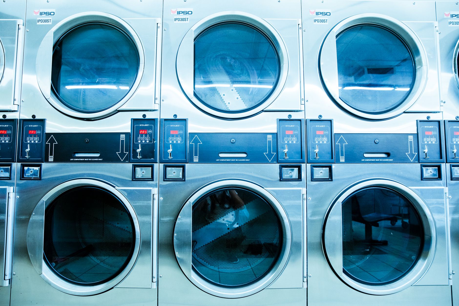 Lave-linge hublot moderne dans une laverie