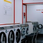 Rangée de machines à laver dans une laverie