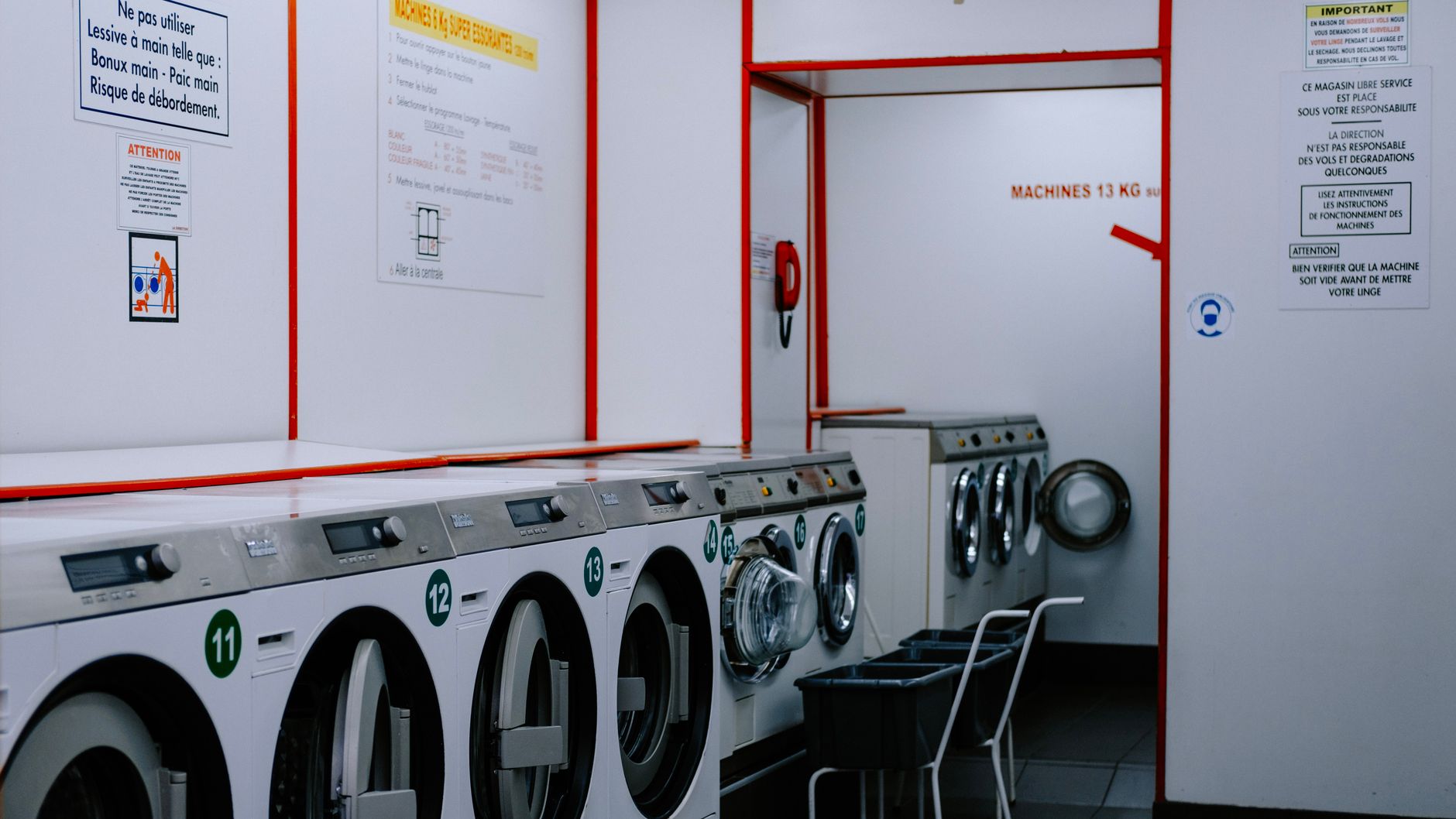 Rangée de machines à laver dans une laverie