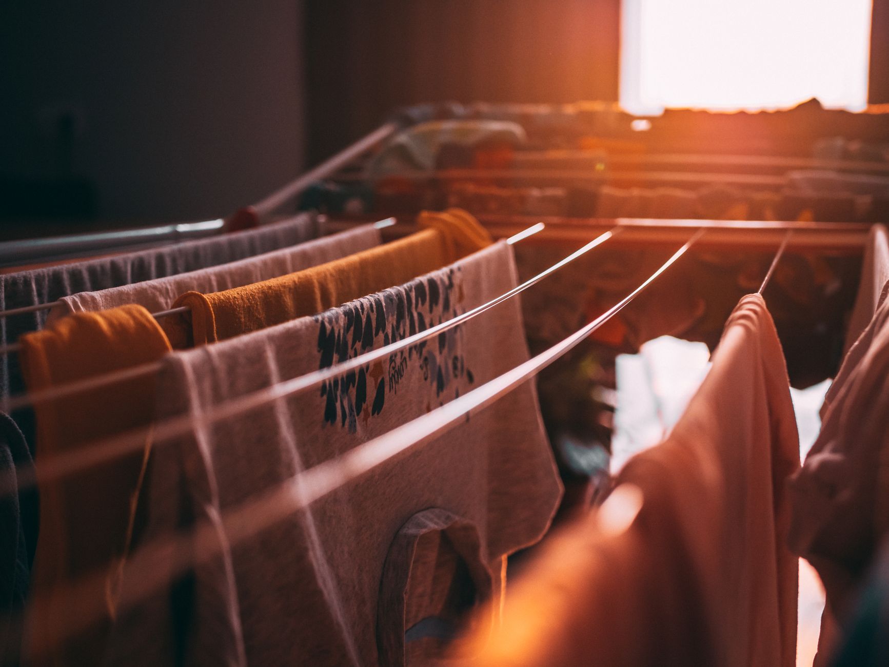 Linge de lit qui sèche près d’une fenêtre ouverte