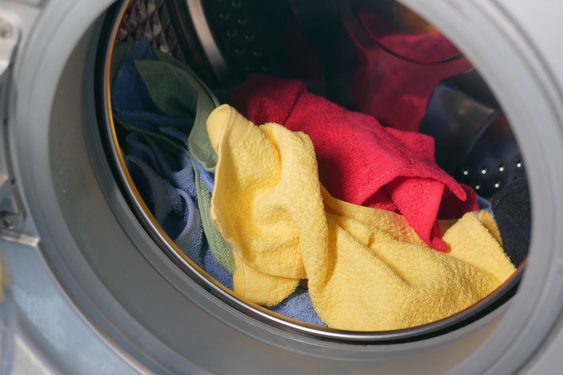 Linge coloré posé dans le tambour d une machine