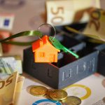 Porte-clés et billets en euros symbolisant un loyer