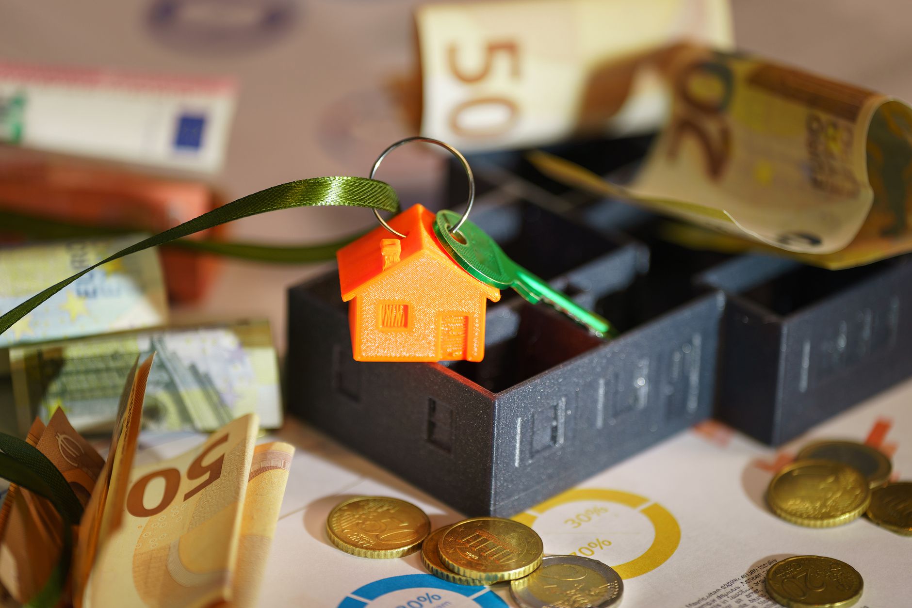 Porte-clés et billets en euros symbolisant un loyer