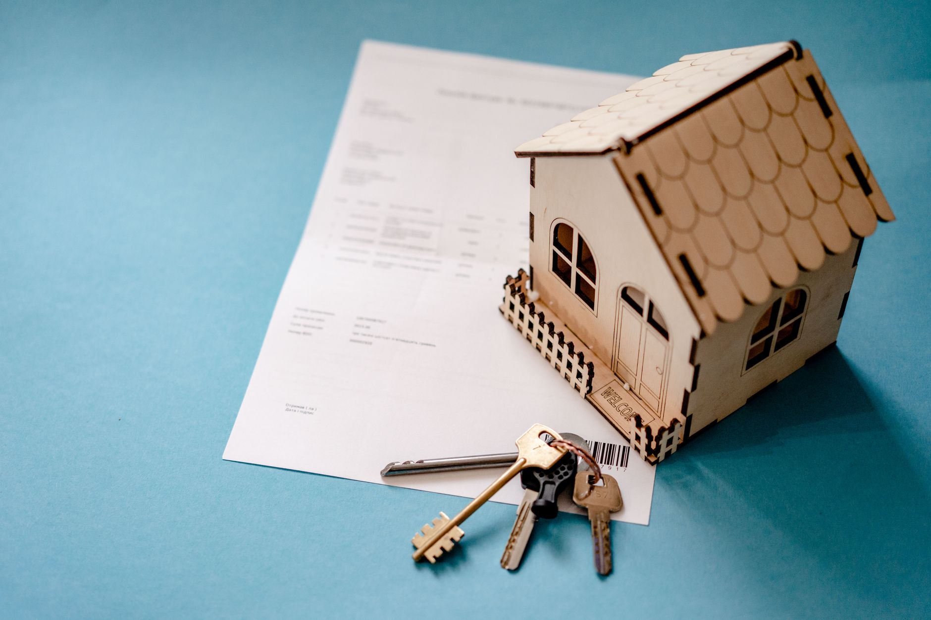 Maison miniature en bois avec clés et contrat