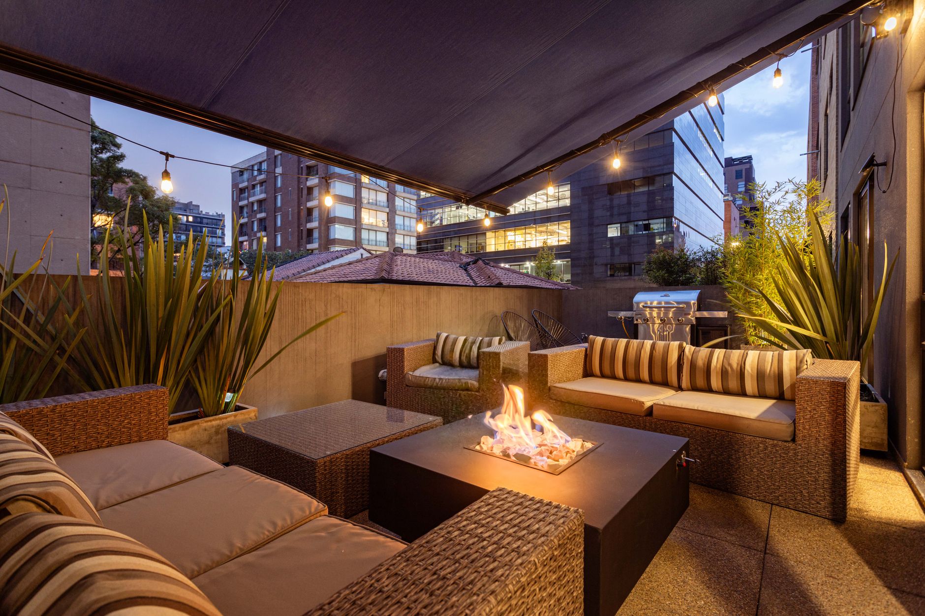 Mobilier de terrasse en soiree