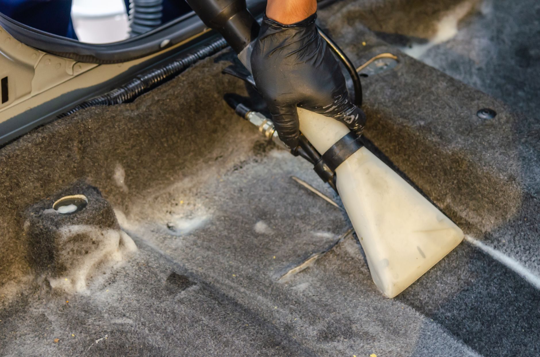Nettoyage du tapis de coffre de voiture