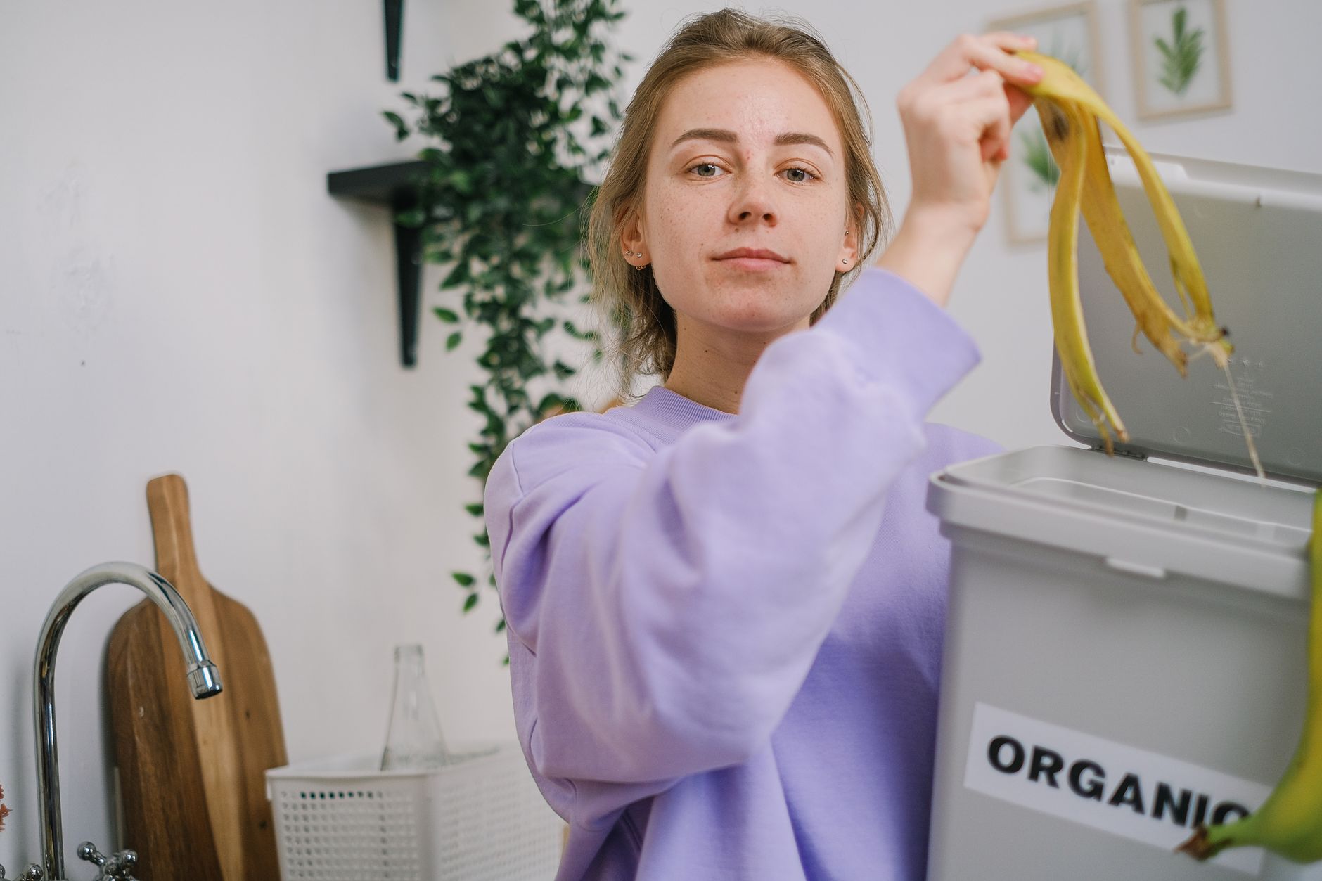 Peau de banane jetée dans un bac à compost