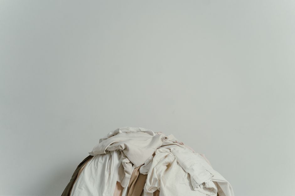 Pile de tissu blanc évoquant un rembourrage de couette