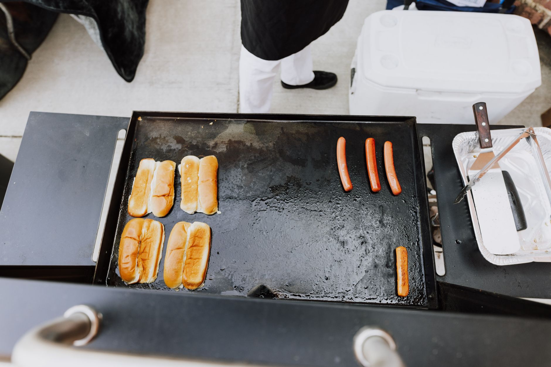 Hot-dogs vus de dessus en train de griller
