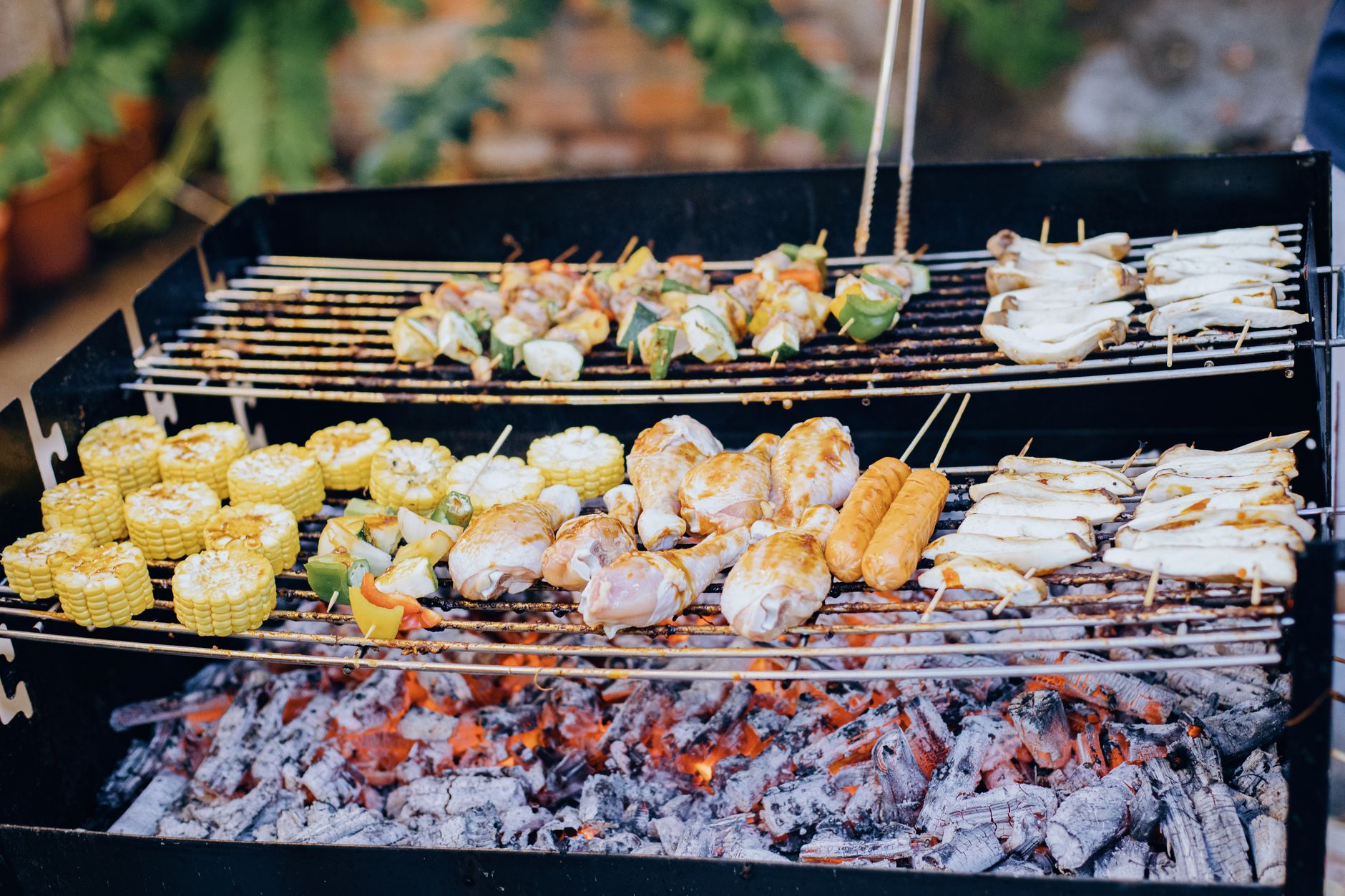 Légumes et viande grillés sur des braises en extérieur