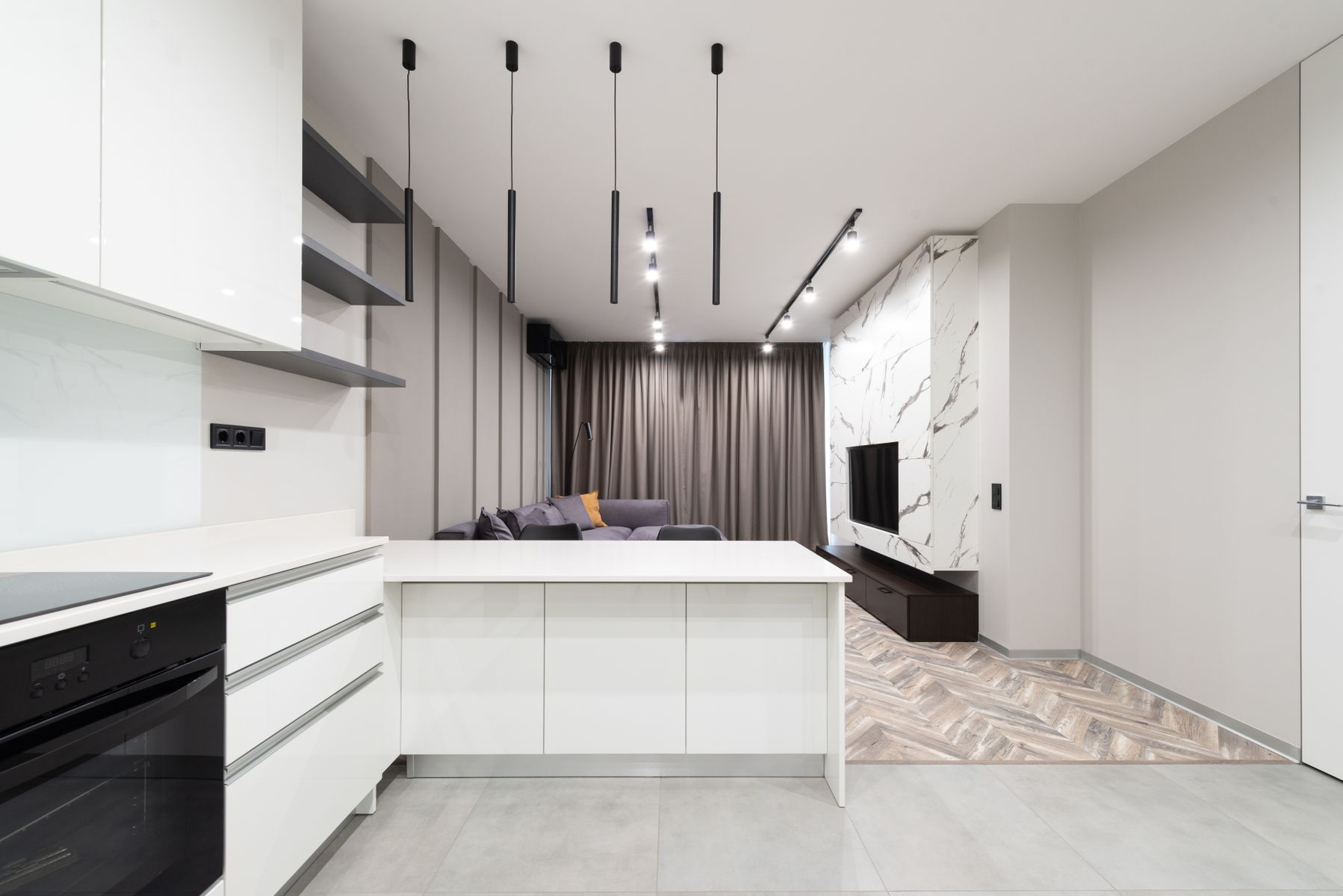 Studio moderne avec éclairage au plafond
