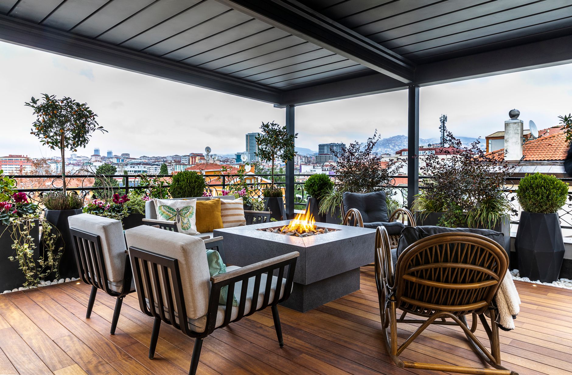 Terrasse amenagee avec cheminee exterieure
