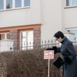 Panneau à vendre planté dans le jardin d'une maison